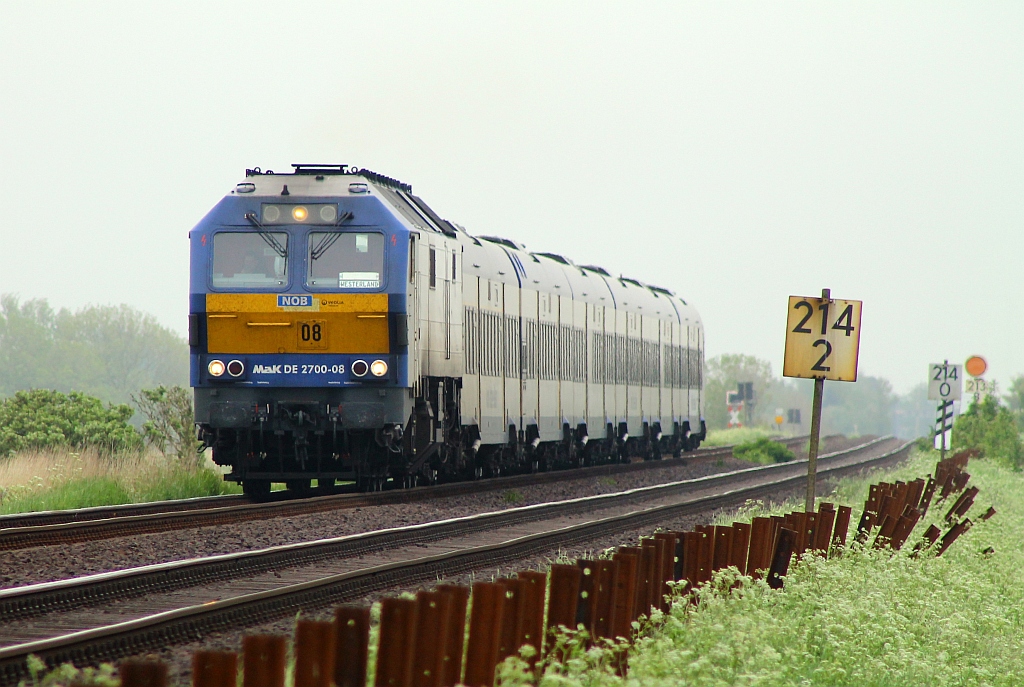 NOB 251 008-9/MaK DE 2700-08 rauscht hier bei Klanxbüll Richtung Westerland über den Vordeich. 01.06.2013