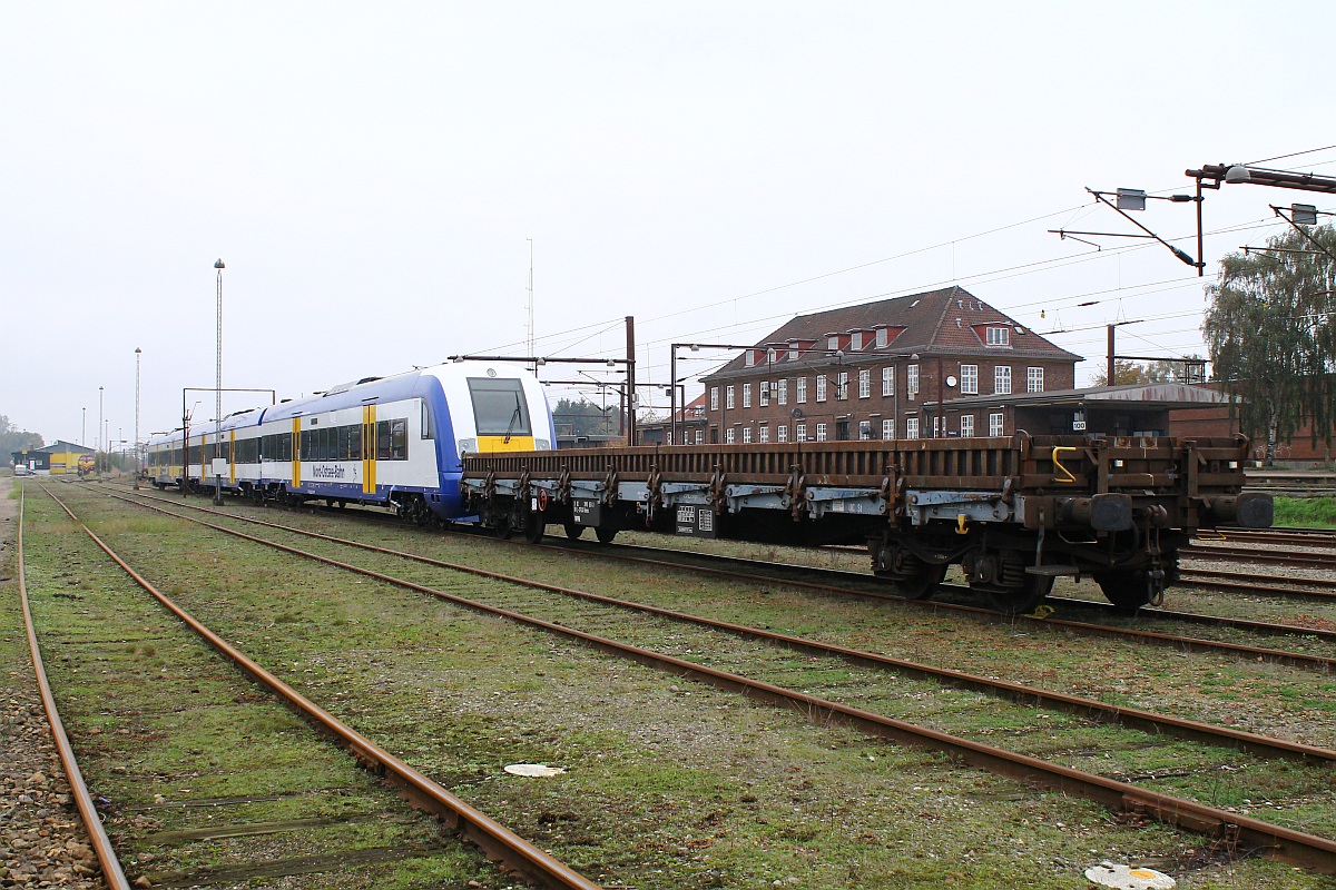 NOB in Dnemark! Im Gbf Padborg abgestellt waren heute 3 Wagen der NOB, der Steuerwagen Bpmbdfa 75 007-5 mit neuer Untersuchung REV/Hdf/10.10.13, der Bpmdza 75 013-4 ebenfalls mit REV/Hdf/10.10.13 und der ABpma 75 009-5 REV/ANX/06.03.13 und dazu wohl noch als Schutzwagen gedacht ein Wagen der Gattung Renss. 16.10.2013