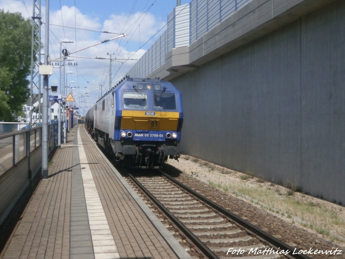 NOB DE 2700-05 mit einem Gterzug beim durchfahren des Bahnhofs Halle-Ammendprf am 13.5.15