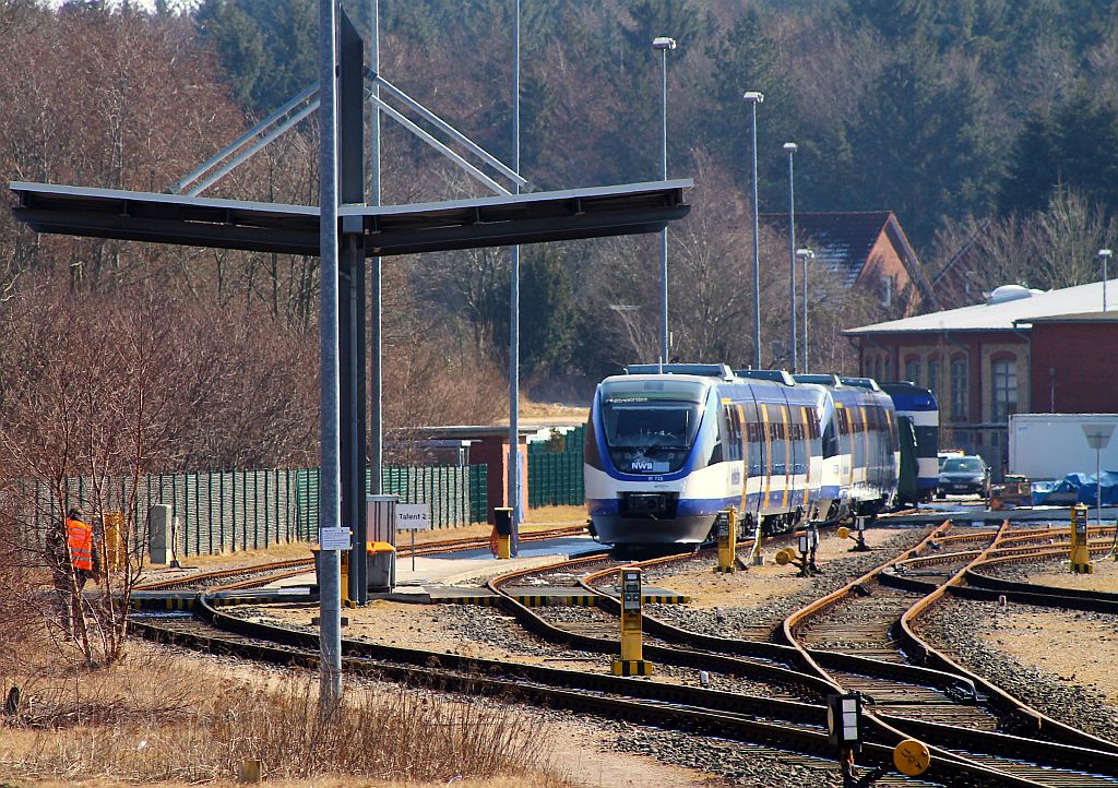 NOB Tankstelle im Bw Husum dahinter abgestellt der VT 728(643 118/618)der NordWestBahn dahinter ein weiterer VT allerdings noch mit der NOB Beschriftung, nicht zu sehen eine der beiden Köf's die sich links hinter den VT's versteckt. Husum 31.03.2013