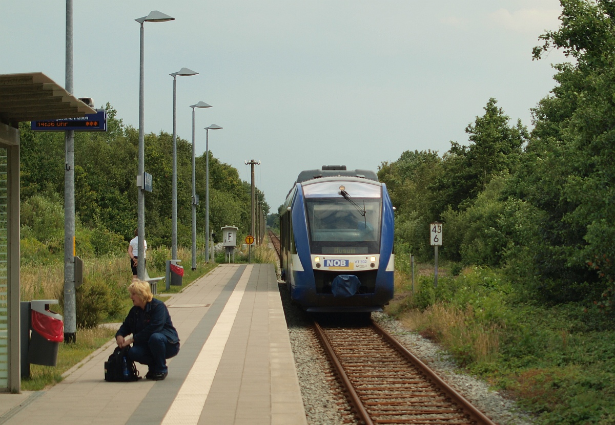 NOB VT 302 0648 362/862 bei der Einfahrt in den Endhaltepunkt St.Peter Ording, von hier aus geht es nur noch mit Auto oder zu Fuss weiter. 20.07.2011