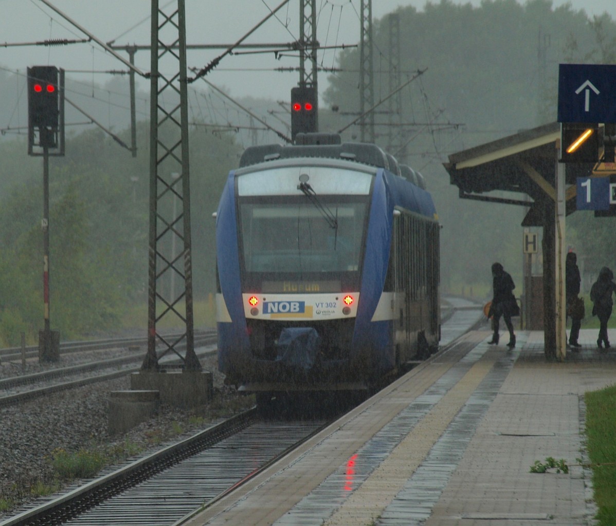 NOB VT 302 648 362-1/862-0 unterwegs nach Husum hält hier bei einem kleinen Schauer im Bhf Schleswig. 23.07.2011