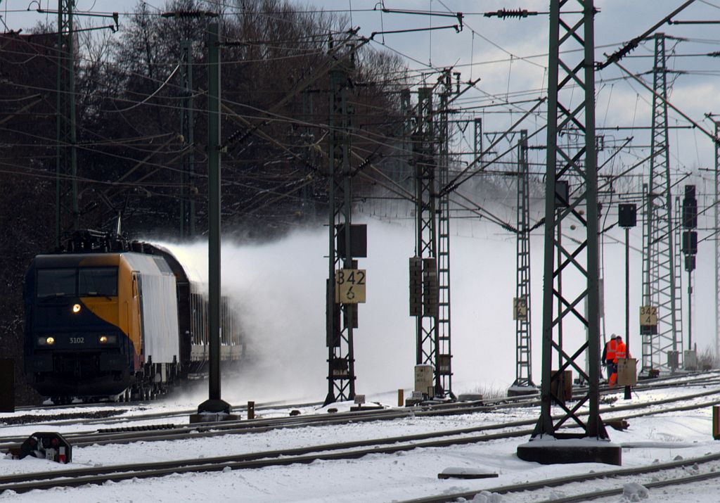 Noch im alten Farbkleid rauscht hier die EG 3102 mit einem langen Gz durch HH-Harburg. 06.03.2010