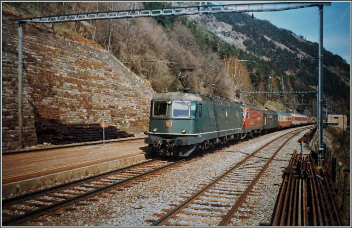 Noch ein Bild eines Re 6/6 Vorspanns auf der BLS: eine SBB Re 6/6 leistet der SBB Re 4/4 IV vor dem EC  Matterhorn  Brig - Wiesbaden Vorspann. Der Zug ist auf der Lötschberg Südrampe unterwegs und fährt durch den Bahnhof von Hohtenn.
Auch hier stellt sich die Frage nötiger Vorspann oder Umlaufbedingt (zur Einsparung einer Lokfahrt). 
 
Analogbild vom April 1993