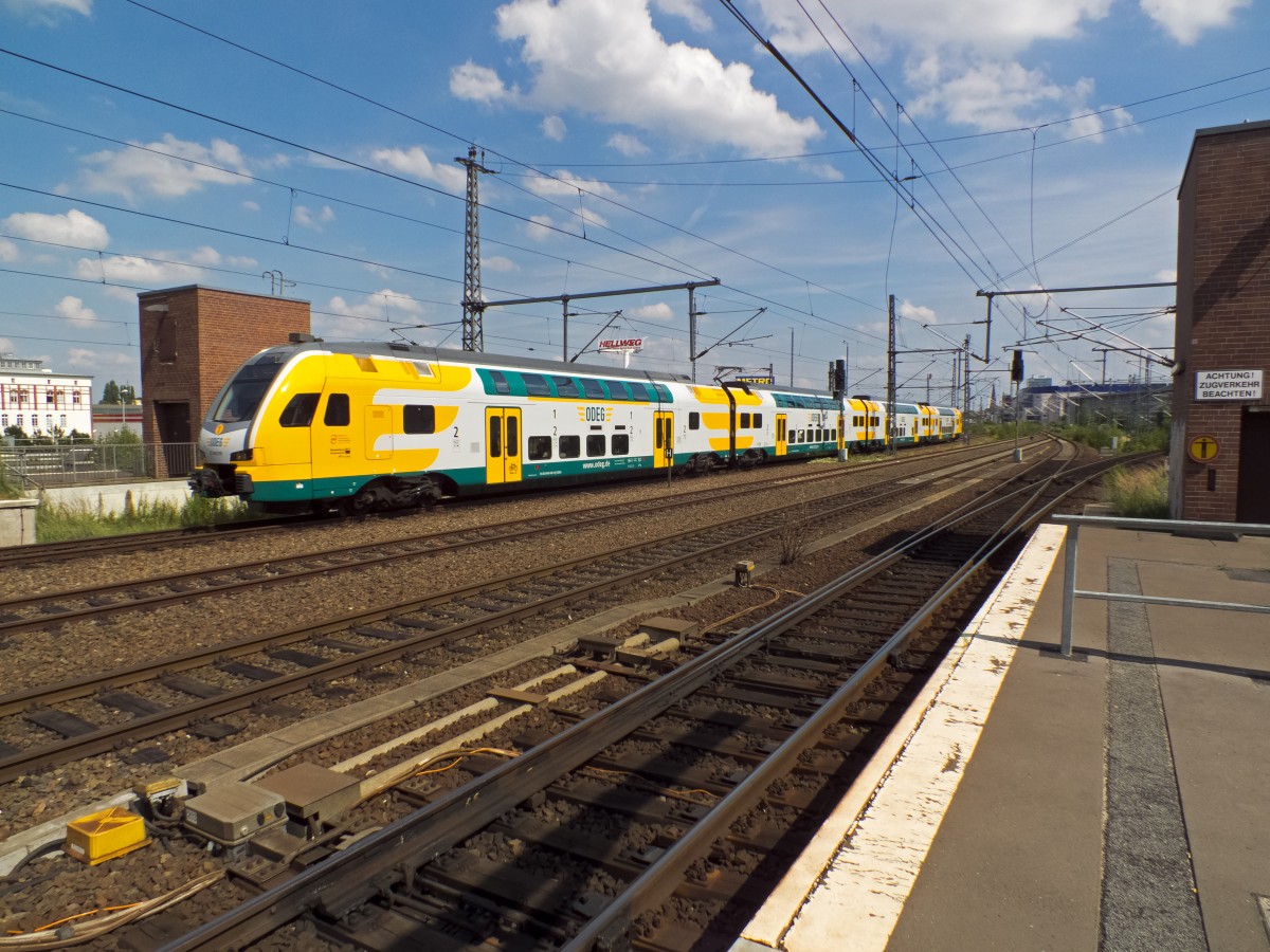 Noch ein Küsschen: 445 110 fährt als RE2 in Berlin Ostbahnhof ein. Für ihn geht es noch bis an die Ostsee, Wismar ist das Ziel.