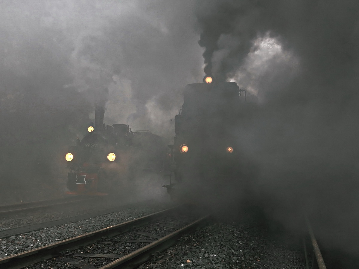 Noch ein Versuch von der Doppelausfahrt  von 99 5901 und 99 7245-6 am 30. Januar 2016 aus dem Bahnhof Eisfelder Talm�hle. 