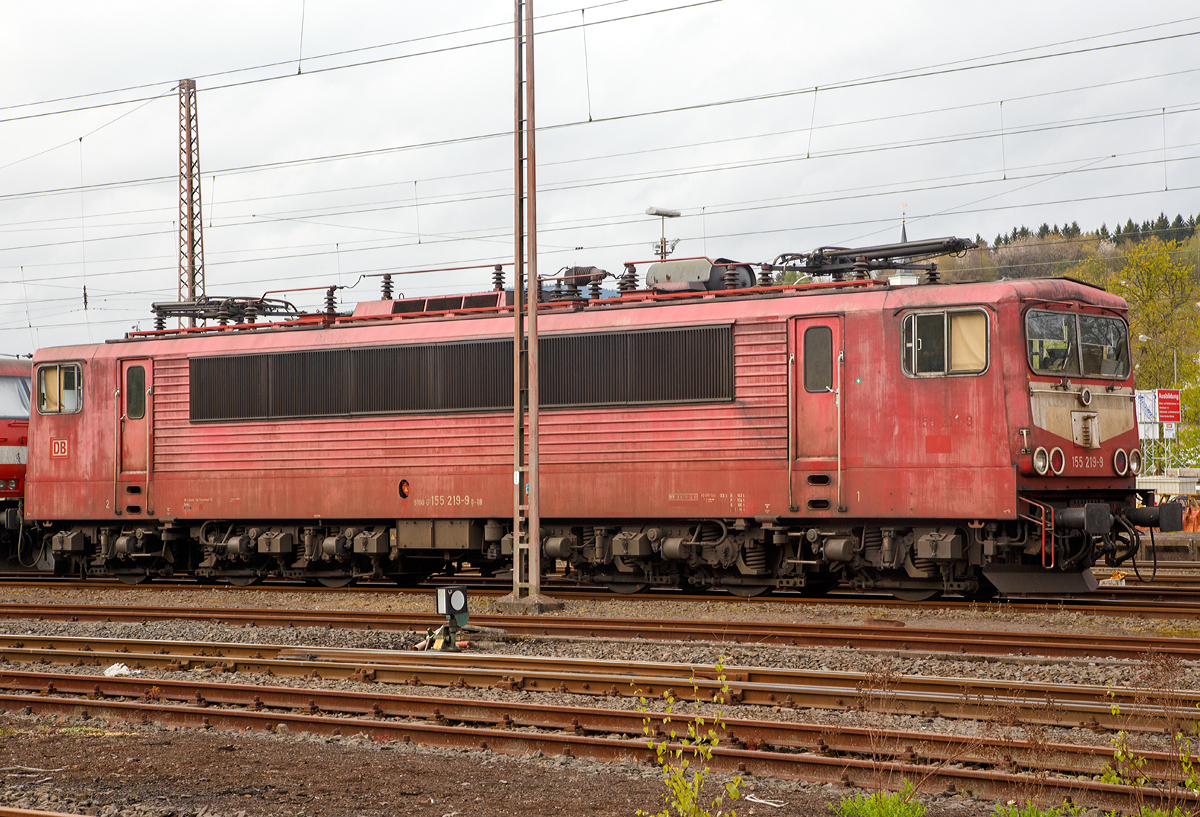 
Noch in einem altem Farbkleid....Die 155 219-9 (91 80 6155 219-9 D-DB) der DB Schenker Rail Deutschland AG, ex DR 250 219-3, ist am 25.04.2015 in Kreuztal abgestellt. 

Die Lok wurde 1983 bei LEW (VEB Lokomotivbau Elektrotechnische Werke Hans Beimler) in Hennigsdorf unter der Fabriknummer 18204 gebaut und als 250 219-3 an die DR (Deutsche Reichsbahn) geliefert, 1992 umgezeichnet in DR 155 219-9 und 1994 in DB 155 219-9.