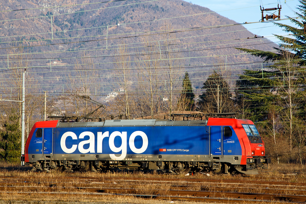 
Noch in einem tollen letztem Licht des Tages....
Die Re 484 021-1 (91 85 4 484 021-1 CH-SBBC) der SBB Cargo steht am 27.12.2015 beim Bahnhof Domodossola (I).

Die TRAXX F140 MS wurde 2006 von Bombardier in Kassel unter der Fabriknummer 34297 gebaut.