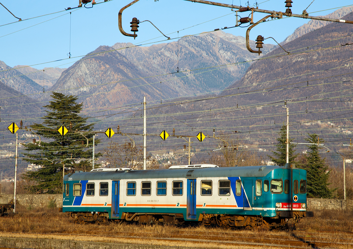 
Noch in einem tollen letzten Licht des Tages sonnt sich der....
ALn 668 1023 (95 83 4668 073-6 I-Ti) der Trenitalia (100-prozentige Tochtergesellschaft der FS) am 27.12.2015 beim Bahnhof Domodossola im Piemont (I).

Von den Diesel-Triebwagen vom Typ FS ALn 668 wurden von 1951 bis 1981 insgesamt 787 Stück in 12 Serien gebaut. Von dieser Dieseltriebwagen Serie vom Typ FS ALn 668.1000  (ALn 668 serie 1000) wurden zwischen 1976 und 1979 von FIAT Ferroviaria Savigliano und Officine Meccaniche Calabresi (O.ME.CA), insgesamt 120 Stück, gebaut. Sie waren die dritte Generation dieser  Diesel-Triebwagen. Die augenfälligste Eigenart der Serien 1000 und 1900 ist die Abkehr vom Zentraleinstieg. Da zudem die Gesamtlänge der Fahrzeuge verlängert wurde, konnte auch der Fahrgastkomfort gesteigert werden. Die verbesserten Motoren erlauben eine Höchstgeschwindigkeit von 130 km/h, gegenüber der früheren von 110 km/h.

Der hiergezeigte ALn 668 1023 stammt aus einer Serie von FIAT, die zwischen 1976 und 1977 gebaut wurde.

TECHNISCHE DATEN der ALn 668 serie 1000:
Spurweite:  1.435 mm (Normalspur)
Achsformel:  (1A)(A1)
Länge über Puffer:  23.540 mm	
Drehzapfenabstand: 15.940 mm
Achsabstand im Drehgestell:  2.450 mm
Treib- und Laufraddurchmesser (neu): 920 mm
Breite: 2.878 mm
Höhe:  3.698 mm
Eigengewicht: 37.000 kg
Antriebsübertagung: Motor auf hydraulisches Getriebes und FIAT mechanisch 5-Gang-Getriebe auf die Achse
Motor: 2 Dieselmotoren  vom Typ  IVECO 8217.32
Installierte Leistung:  2 x 206 kW
Dauerleistung:  2 x 147 kW
Höchstgeschwindigkeit:  130 km/h
Sitzplätze: 68 davon 12 in der 1. Und 56 in der 2. Klasse
