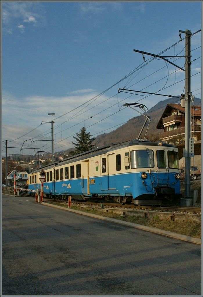 Noch einmal der allerseits beliebte MOB ABDe 8/8 4002  Vaud , welcher gerade Fontanivent Richtung Chernex verlsst.
3. Feb. 2014