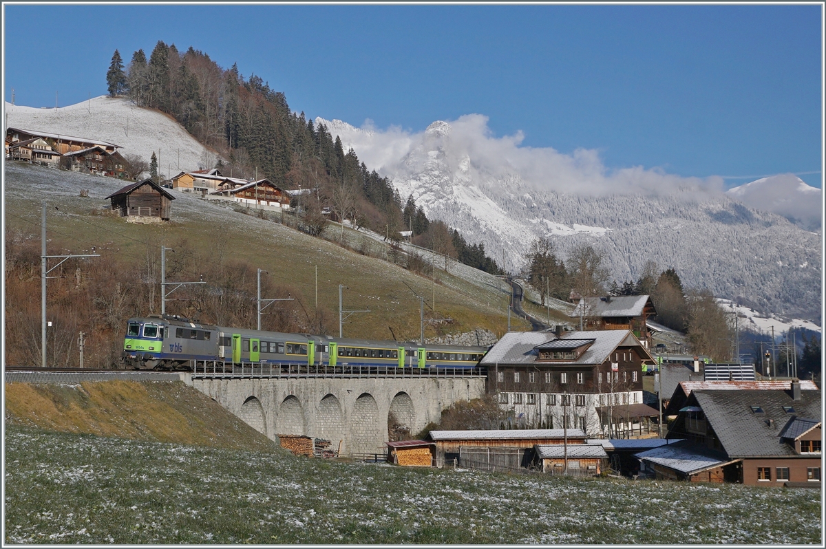 Noch einmal bin ich nach Gaststatt gefahren um wohl ein letztes Mal die Re 4/4 II mit EW III aufzunehmen. Ab 1975 fuhren solche Züge bis zu 14 Wagen lang und mit Speiswagen als Städtschnellzug SWISS EXPRESS quer durch die Schweiz von Genève bis St.Gallen, nun sollen die Wagen zum Fahrplanwechsel abgestellt werden. Die Wagen waren mit der Automatischen Kupplung aus gerüstet (die dann doch nicht in Europa eingeführt wurde und für den Einbau einer Neigetechnik vorgesehen. 

im Bild die BLS Re 4/4 II 501 mit dem RE 4065vvon Interlaken Ost nach Zweisimmen. 

3. Dez. 2020