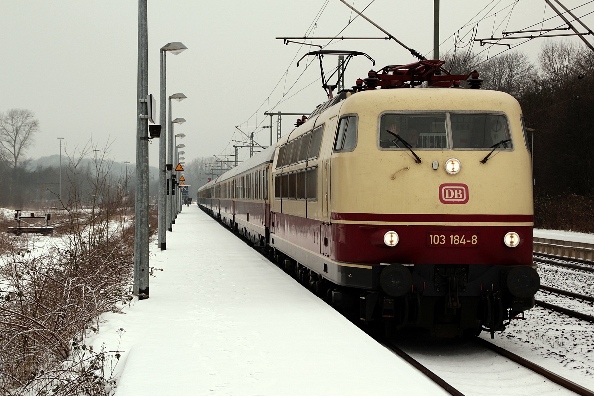 Noch einmal neu bearbeitet zeigt sich hier die 103 184-8 mit dem dann artenreinen IC 79/2410/17  Hanseat  bei der Abfahrt in Schleswig. Die freundlich grüßenden Tf gehörten immer dazu. Ihr erstes Bw hatte die Lok 1972 in Hamburg ihr letztes 2005 in Frankfurt danach ging sie mit neuer HU an das DB Museum dort fuhr sie bis zur Abstellung und Fristbablauf im Jahr 2013. Die Lok gilt als betriebsfähig abgestellt da sie  nur  an abgefahrenen Radreifen leidet und einer HU leidet. Schleswig 12.02.2012