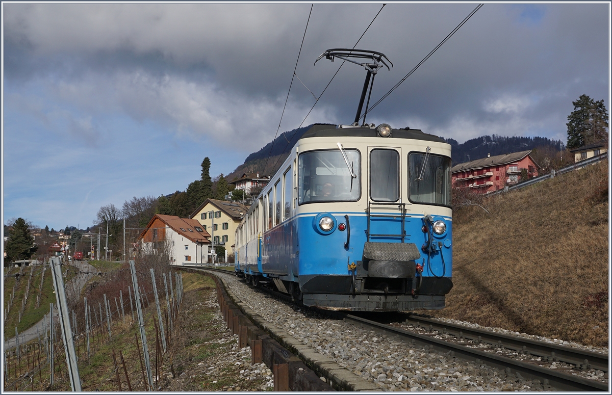 Noch fahren die formschönen und so typischen MOB ABDe 8/8, wenn meist nur noch im Lokalverkehr von Montreux: Der ABDe 8/8 4004 Fribourg kurz nach Planchamp auf dem Weg nach Montreux.
18. Jan. 2019 