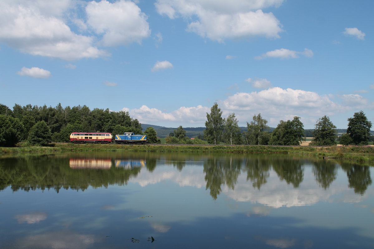 Noch führt V1253 vor 217 002 von BTE die Momentan für EVB unterwegs ist. Beide holen einen Kesselzug aus Cheb/Eger nach Regensburg/Ingolstadt. Ab Cheb hatte dann 217 002 die Nase vorne ;) Wiesau/Oberpfalz 19.07.16