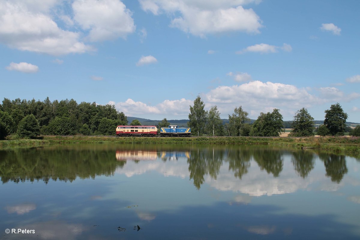 Noch führt V1253 vor 217 002 von BTE die Momentan für EVB unterwegs ist. Beide holen einen Kesselzug aus Cheb/Eger nach Regensburg/Ingolstadt. Ab Cheb hatte dann 217 002 die Nase vorne ;) Wiesau/Oberpfalz 19.07.16