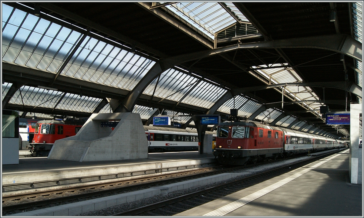Noch gehören die Re 4/4 II zum Alltagsbild, selbst im Fernverkehr: Links die Re 4/4 II 11172 mit einem IR nach Locarno und rechts die Re 4/4 11157 mit einem IC nach Chur. 
Zürich, den 6. Juni 2015