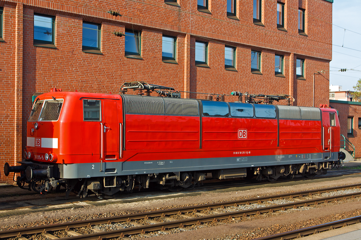 

Noch gibt es die 182.2er in Koblenz...

Die 181 215-5 (91 80 6181 215-5 D-DB) der DB Fernverkehr AG ist am 23.11.2014 beim Hbf Koblenz abgestellt. 

Die Lok wurde 1974 gebaut, der mechanische Teil von Krupp unter der Fabriknummer 5281 und der elektrische Teil von AEG unter der Fabriknummer 8852.

Die IC Verbindung nach Luxemburg ist nun eingestellt, ab dem Fahrplanwechsel am 14. Dezember 2014 fahren FLIRT bis Trier und von Trier fahren dann KISS nach Luxemburg (Laut Internetfahrplan muss man ich Trier umsteigen, andere Quellen sagen FLIRT und KISS fahren gemeinsam). So sind die 181.2er nun ein Auslaufmodell auf der Moselstrecke und werden wohl hier überflüssig.