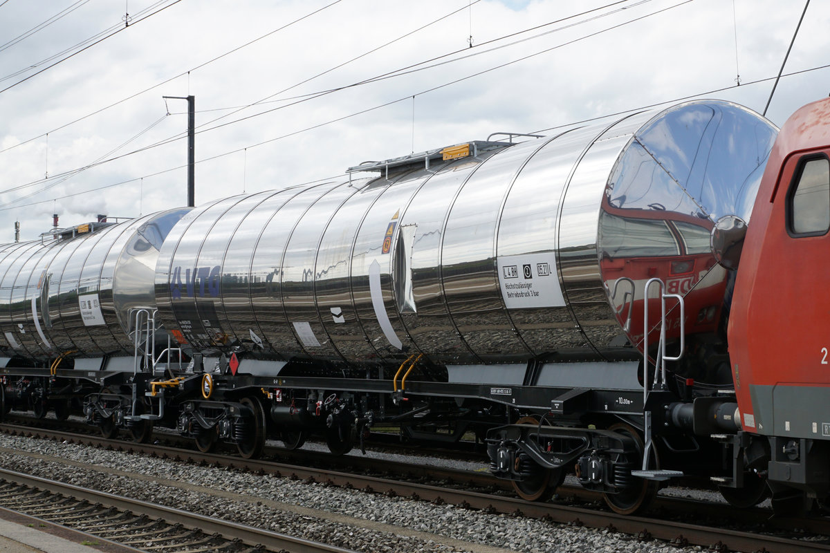 Noch glnzen die niegelnagelneuen Kesselwagen in Luterbach-Attisholz am 27. Juli 2017.
Foto: Walter Ruetsch  