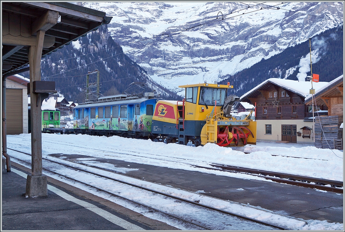 Noch immer wird die Strecke Le Sépey - Les Diablerets nur im Inselbetrieb geführt. Und da auch im Inselbetrieb Schnee geräumt werden muss, vermute ich, dass in der Not nun der alte  ASD BDe 4/4 N° 2 Baujahr 1913 mit der Xrot.m. 933 zu diesem Zweck zum Einsatz gelangt! 

Les Diablerets, den 18. Jan. 2022