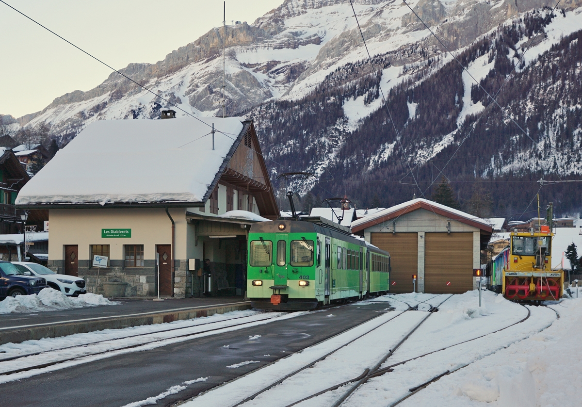 Noch immer wird die Strecke Le Sépey - Les Diablerets nur im Inselbetrieb geführt. Und so pendelt der ASD BDe 4/4 403 mit seinem Bt 431 zwischen Les Diablerets und Le Sépey hin und her. 

Les Diablerets, den 18. Jan. 2022