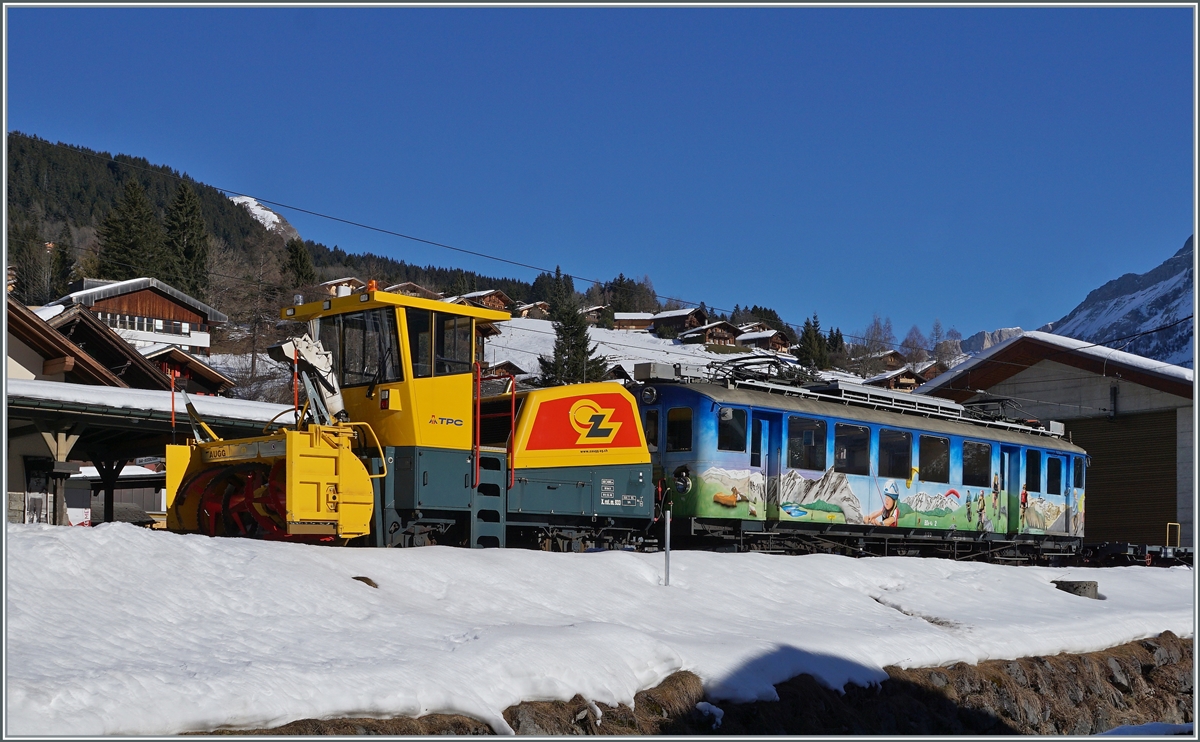 Noch immer wird die Strecke Le Sépey - Les Diablerets nur im Inselbetrieb geführt. Hier nochmals bei Sonnenschein der ASD BDe 4/4 N° 2 Baujahr 1913 mit der Xrot.m. 933 in Les Diablerets. 

25. Jan. 2022