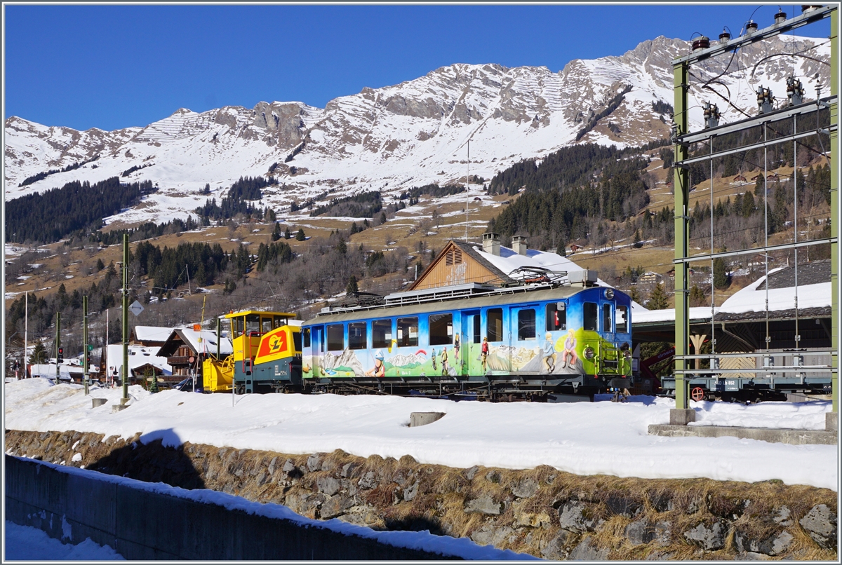 Noch immer wird die Strecke Le Sépey - Les Diablerets nur im Inselbetrieb geführt. Hier nochmals bei Sonnenschein und von einem leicht östlicheren Standort aus der ASD BDe 4/4 N° 2 Baujahr 1913 mit der Xrot.m. 933 in Les Diablerets. 

25. Jan. 2022 