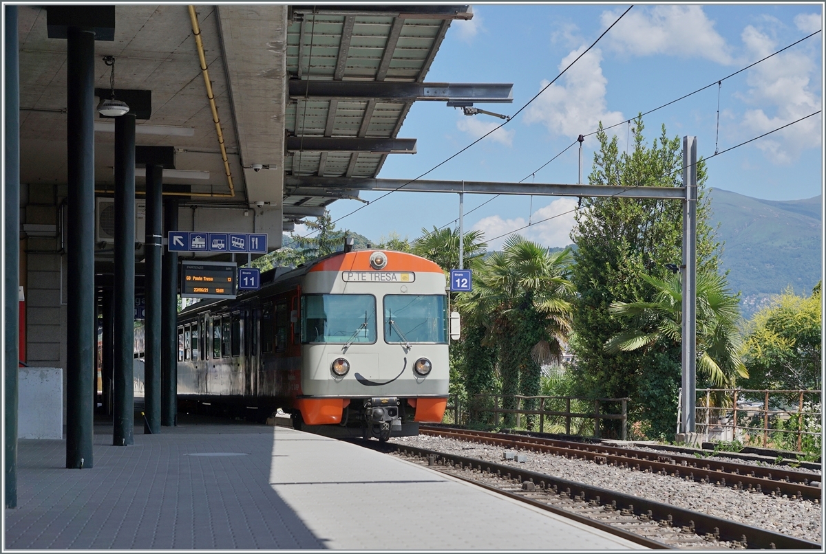 Noch lächelt das  Manderindli  in Lugano auf die Abfahrt nach Ponte Tresa wartend, doch die Zeit der orangen Züge bei der FLP läuft ab, schon stehen die ersten Be 6/8 in Agno zu Testfahrten bereit. 

23. Juni 2021