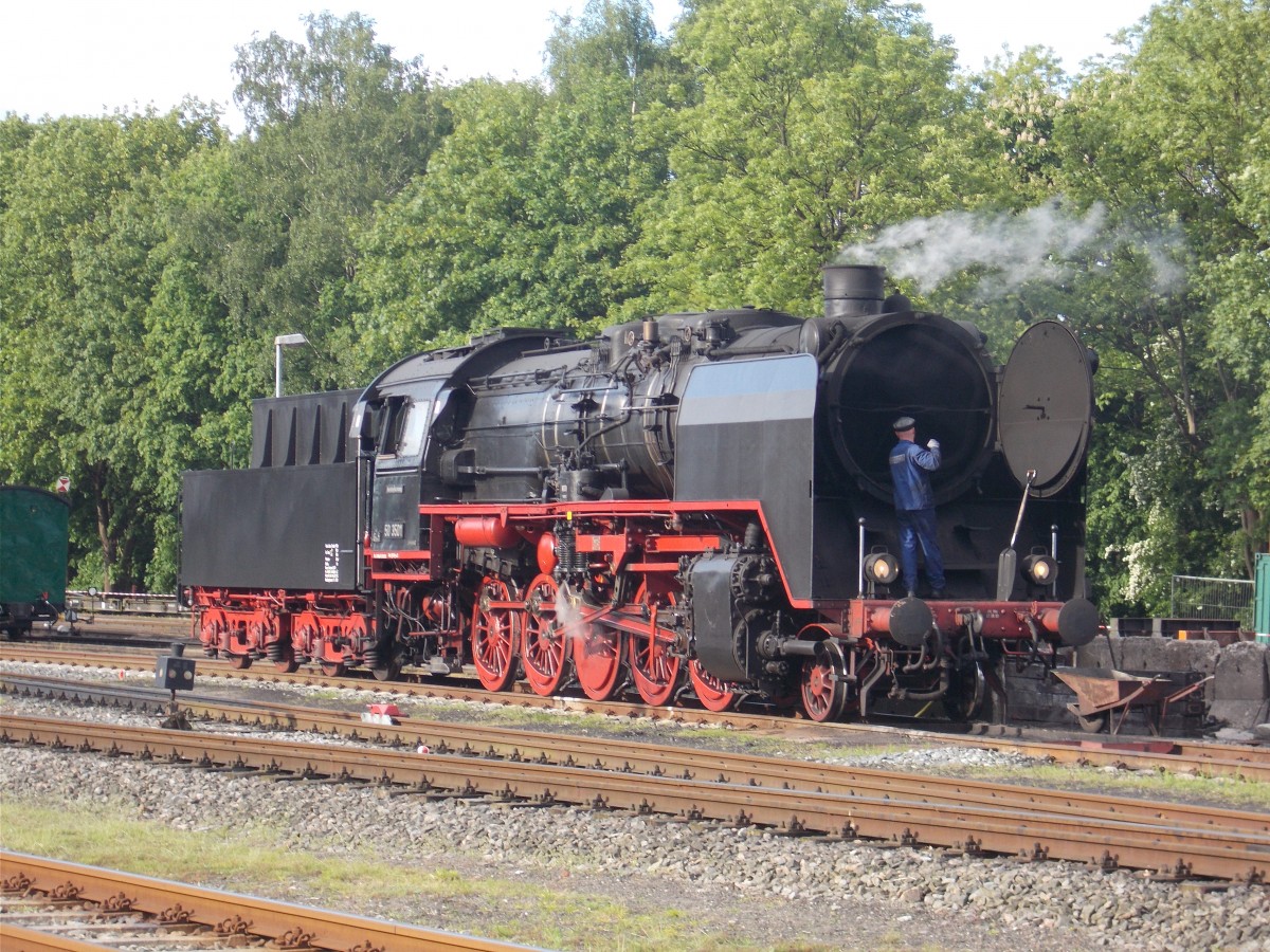 Noch lange kein Feierabend hatte die 50 3501,am 30.Mai 2015,als ich Sie beim Entschlacken in Putbus fotografierte.