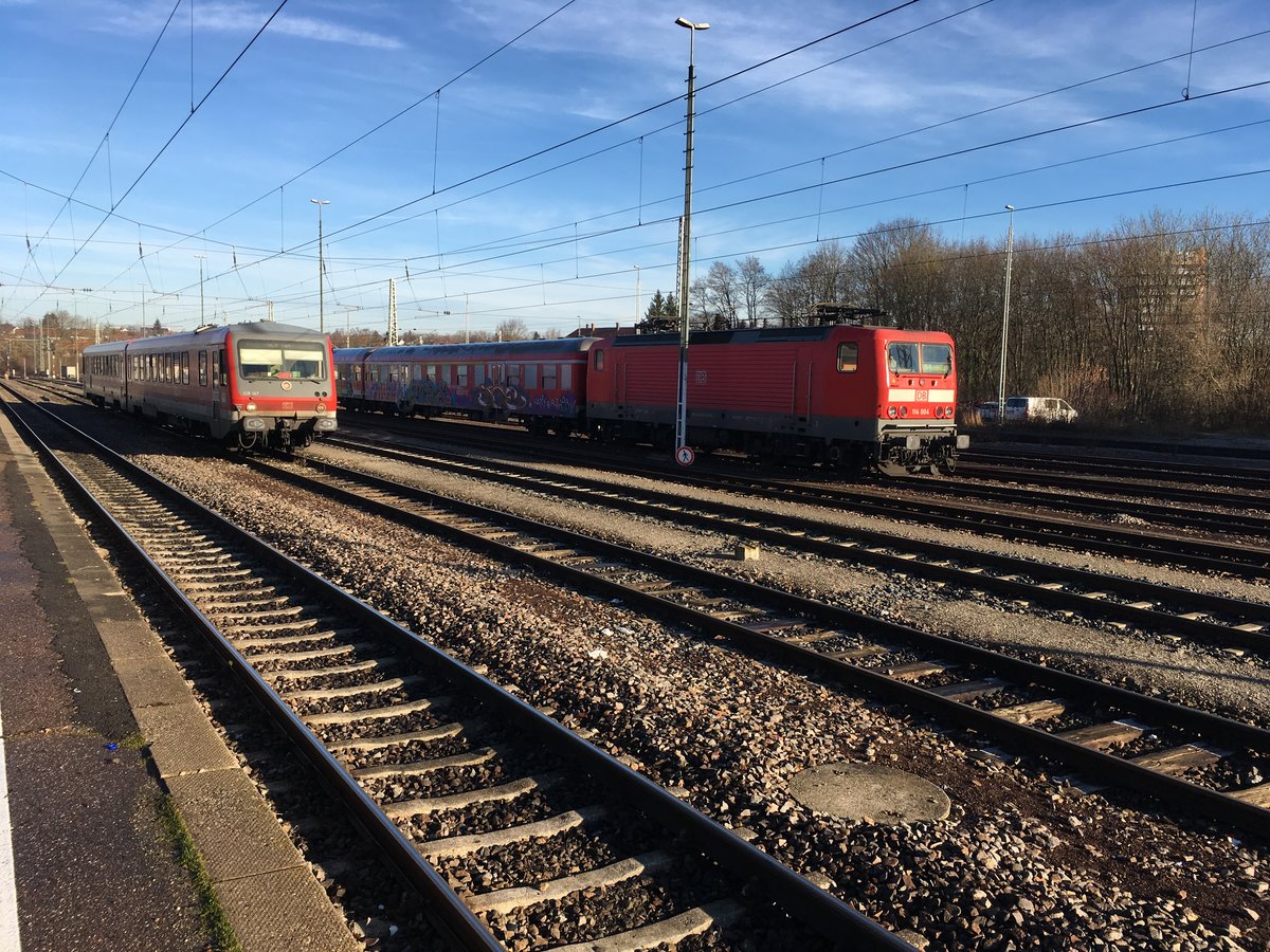 Noch einer der letzten Ulmer 628.2 ist der 628 347 wo ich am 10.12.16 in der Abstellanlage von Crailsheim traf.

Nebenan stand noch eine N - Wagen Garnitur mit der 114 004.