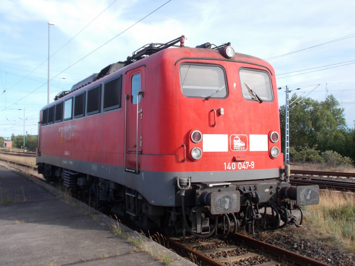 Noch nicht in den blauen PRESS Farben lackiert ist die 140 047 die,am 11.Juli 2015,in Mukran Mitte stand.