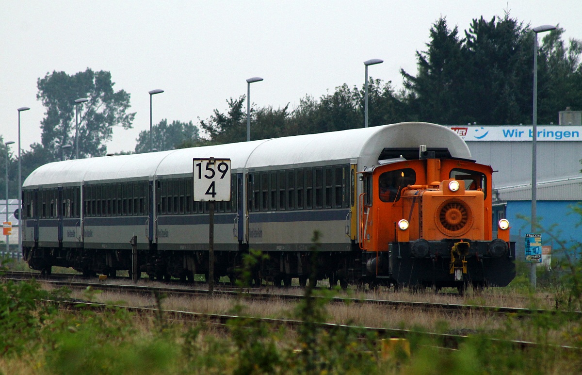 Noch eine NOB? Nein, Northrail/NOB/Veolia 335 143-4 holte den Connex-Zug(BEomz 203-3,Tomz 007-8,Tomz 005-2 und Tybdzf 004-1)aus der Abstellgruppe Husum-Nord und wartet hier nun auf die Weiterfahrt zum Bw. Husum-Nord 08.09.13