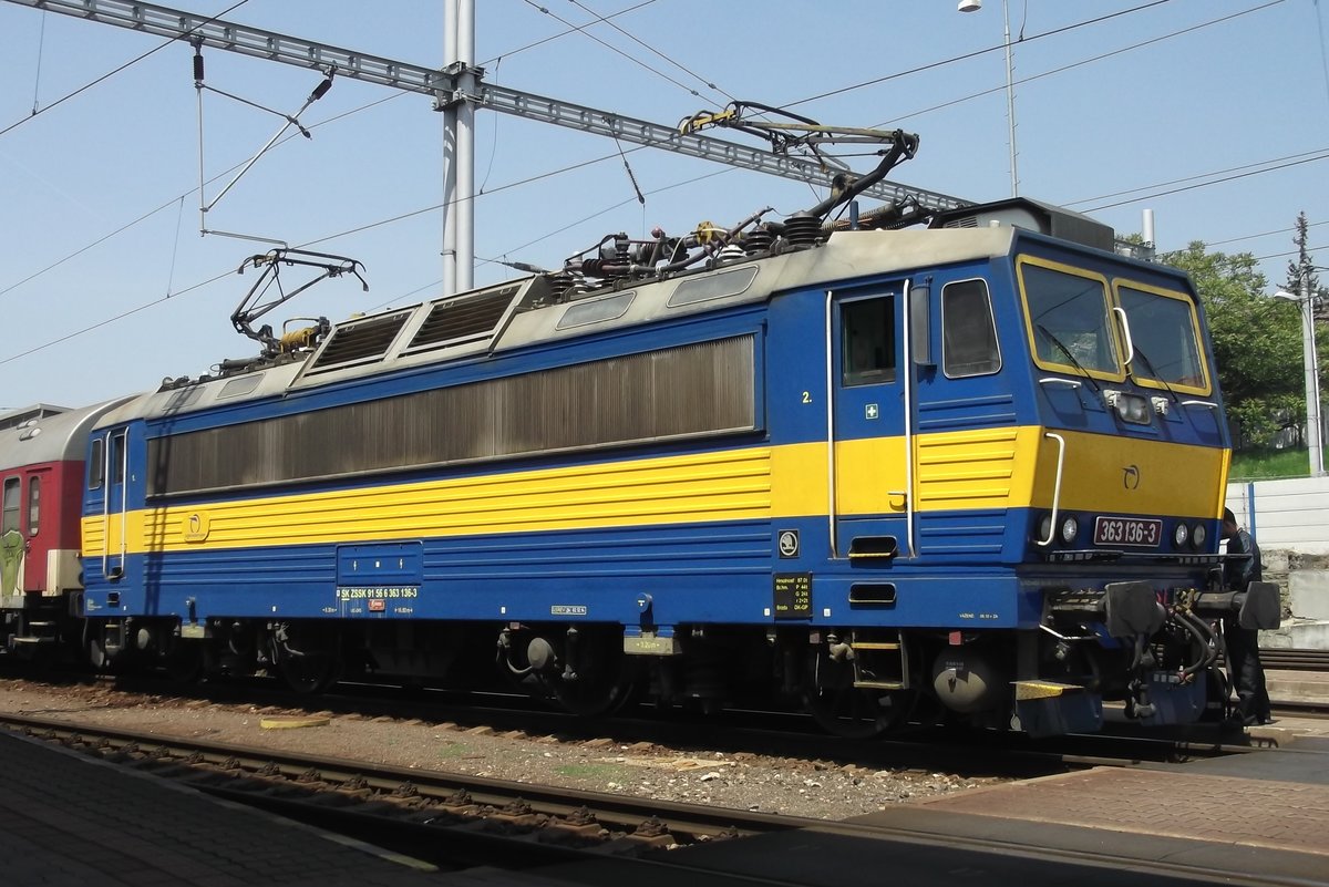 Noch in Originallack: 363 136 steht am 29 Mai 2015 in Bratislava hl.st. 