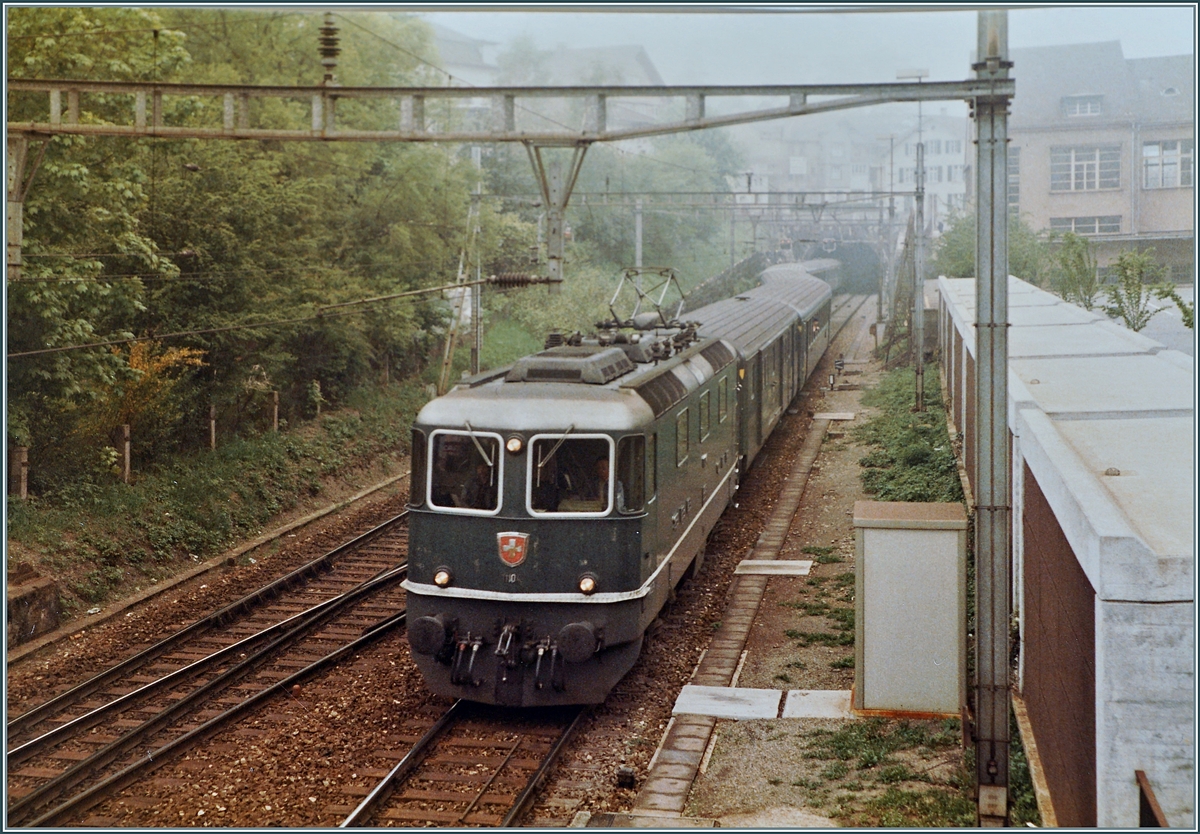 Noch eine Prototyp Re 4/4 II: Die SBB Re 4/4 11104 erreicht mit ihrem Schnellzug 1713 den Bahnhof von Aarau. 

Analogbild vom 15. Mai 1984 