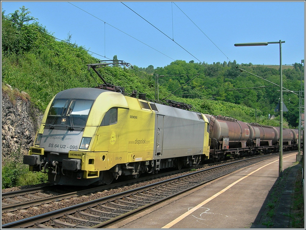 Noch eine der schönen Siemens Dispo-Loks: die ES 64 U2-095 in Istein.
5. Juli 2006