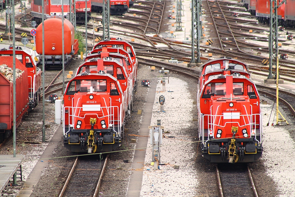 Noch sind einige V90er zwischen den Gravitas abgestellt, hier haben die 261 040-0 und die 055-8 Wochendruhe im Rbf Maschen. 29.06.2013