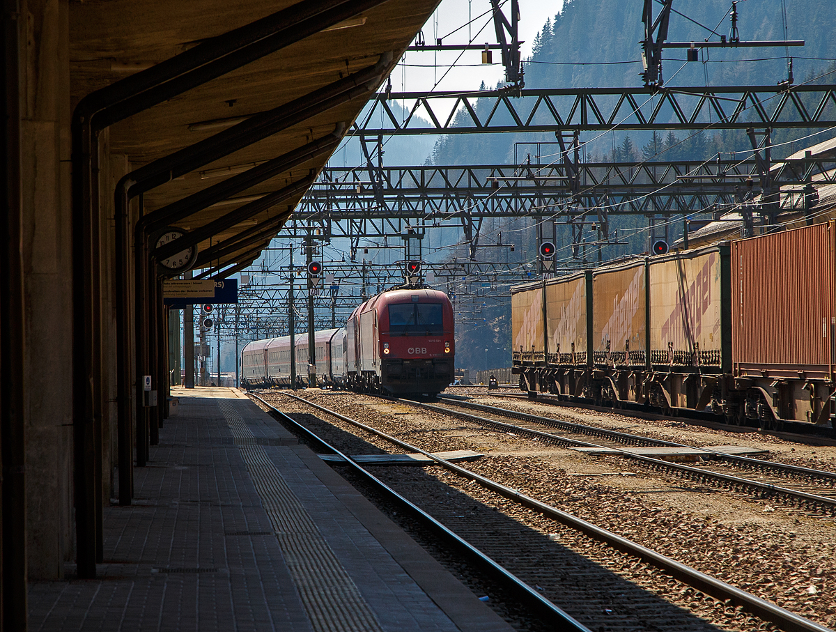 Noch sind die Stromabnehmer (unter 3 kV=) oben....
Noch sind die Stromabnehmer unten und die Loks rollen mit dem Zug stromlos weiter in den Bahnhof Brenner /Brennero ....
Die beiden BB Taurus III, die BB 1216 021/ E 190 021 (91 81 1216 021-6 A-BB) und die BB 1216 003 / E 190 003 (91 81 1216 003-4 A-BB) erreichen am 28.03.2022, mit einem BB-Railjet-Leerzug, den Bahnhof Brenner /Brennero. Vermutlich war der Leerzug ein Schadzug, da die Loks vor dem Steuerwagen hingen. 