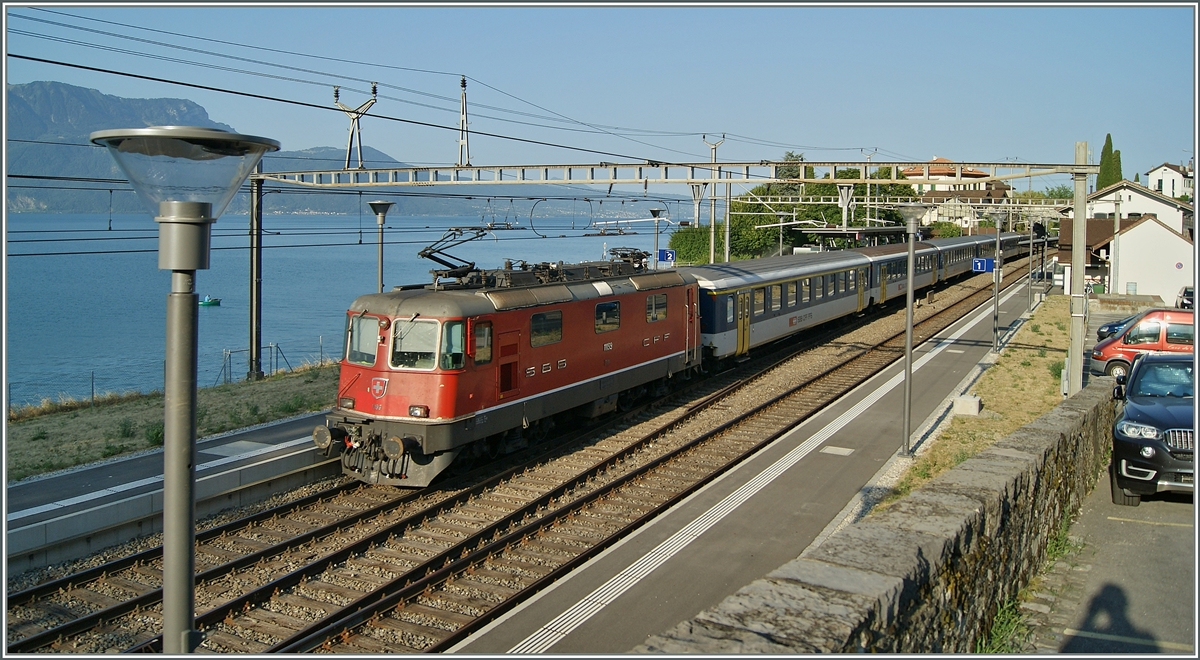 Noch verkehren in HVZ einige Zustazüge mit Re 4/4 II und EW I, hier der IR 1812 Bex - Genève Aéroport bei der Durchfahrt in Rivaz am 14. Juli 2015