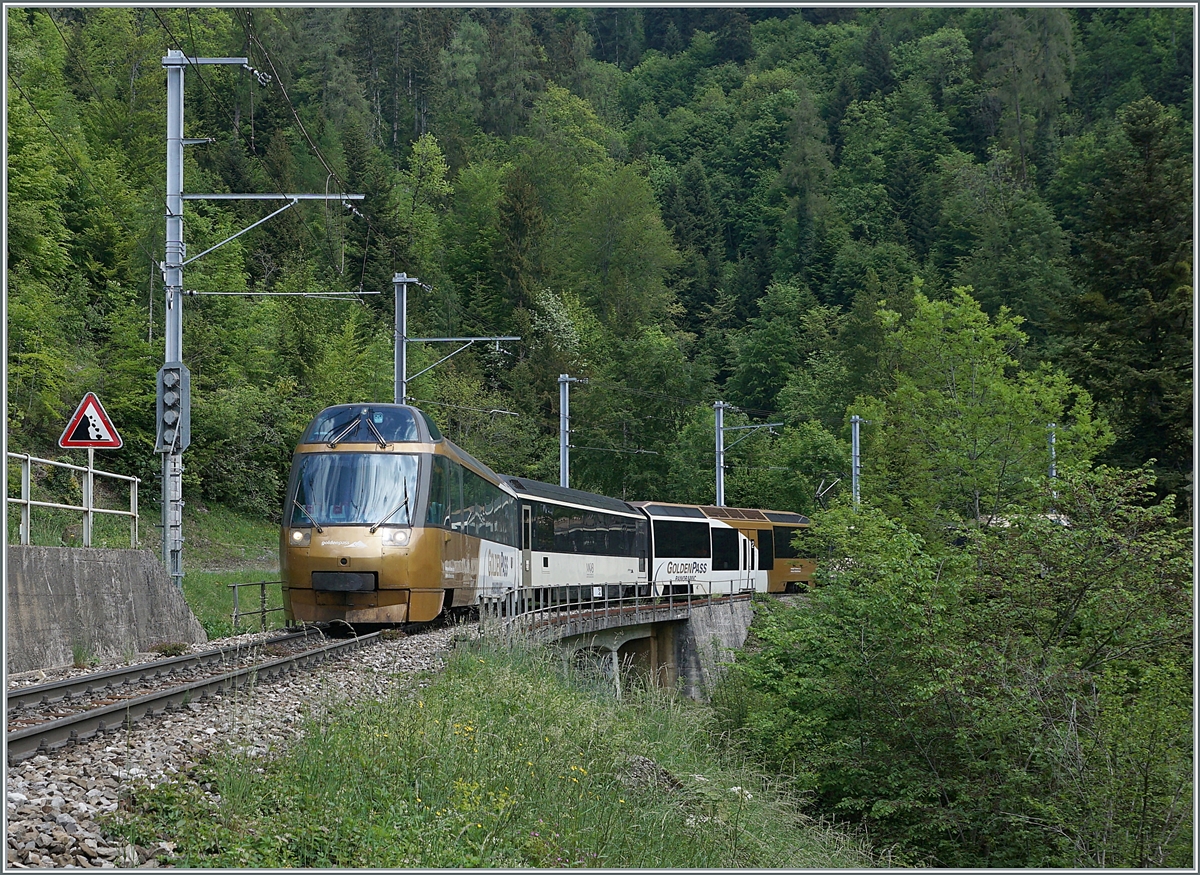 Noch vor einem Jahr verkehrt der MOB Steuerwagen ASt 152 in de  Goldenpass  Lackieurung, hier zwischen Les Avants und Sendy Sollard zu sehen. 

17. Mai 2020