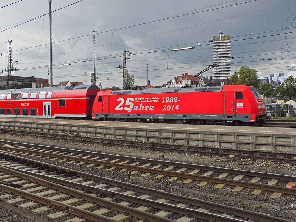 Noch vor Gründung der DBAG wurde 1989 in Ulm Die DB ZugBus Regionalverkehr Alb Bodensee (RAB) gegründet, die sich in der Region um den Regionalverkehr kümmert. Das 25-jährige Jubiläum war Anlass genug, zwei 146er mit einer entsprechenden Beklebung zu versehen. 146 222 ist eine von ihnen und rangiert hier gerade im Ulmer Hauptbahnhof.