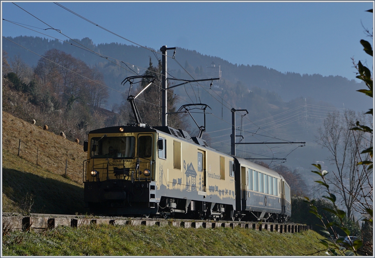 Noch vor einer Woche als  GoldenPass Classic  unterwegs, verkehrt der gleichen Zug mit einem neuen Namen: MOB Belle Epoque. Die Schokoladen GDe 4/4 mit dem Regionalzug 2217 von Zweisimmen nach Montreux bei Chernex. 15. Dez. 2016