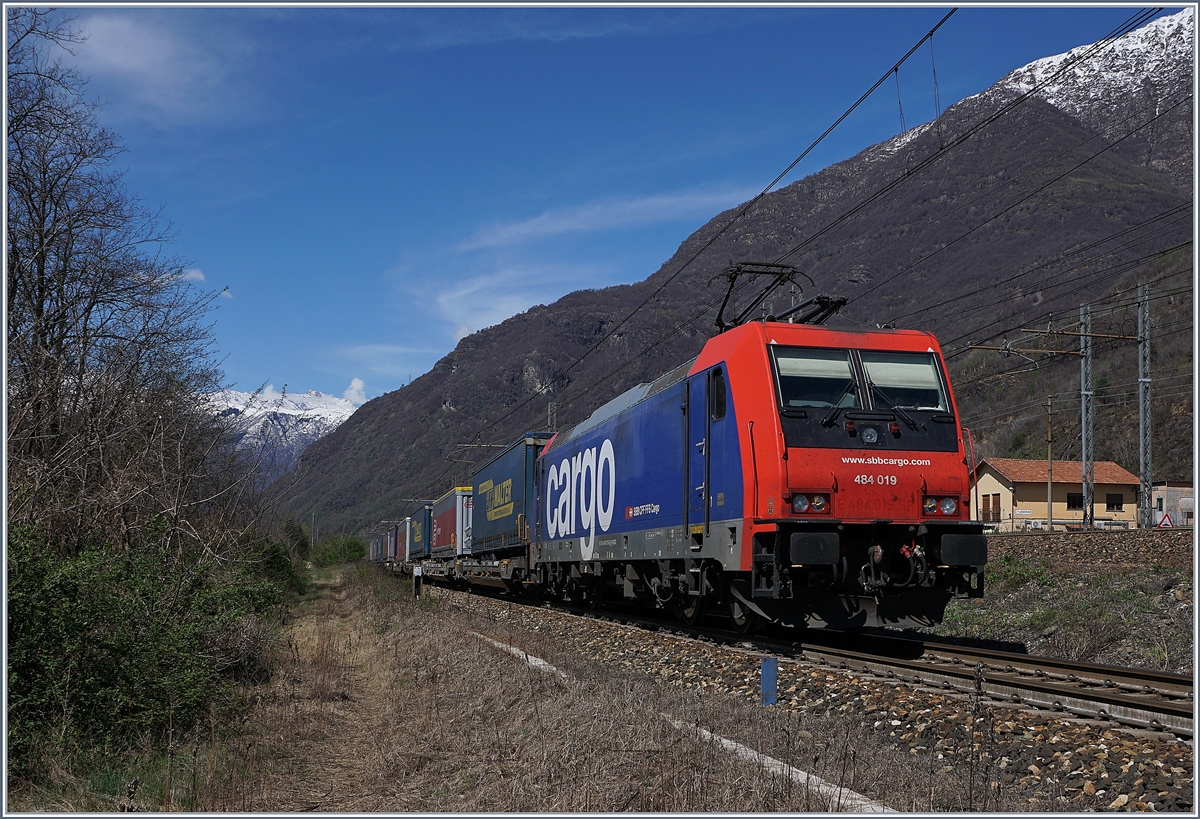 Nocheinmal, nun etwas nher, die SBB Re 484 019 mit ihrer RoLa nach Novara kurz nach Premosello-Chiovenda. 

8. April 2019