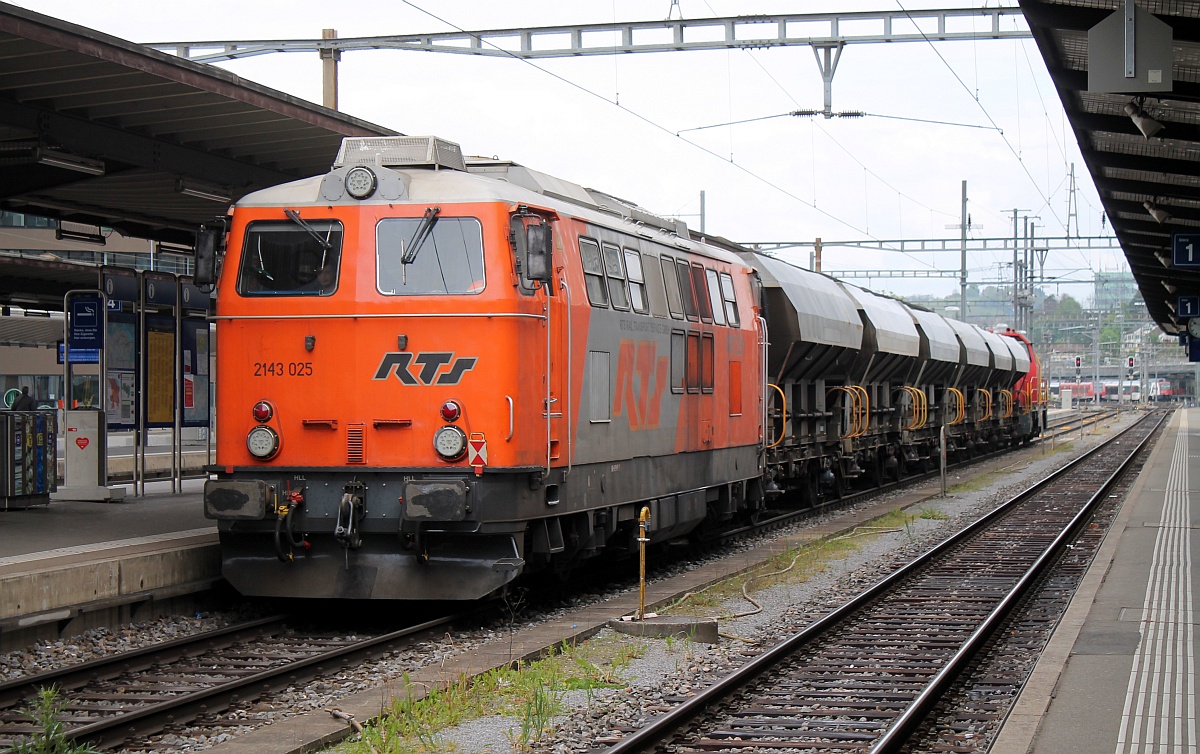 Nochmal von der anderen Seite...RTS 2143 025 mit dem kleinen Bauzug um Am 841 032 am Anfang des Zuges. Schaffhausen 09.05.2017