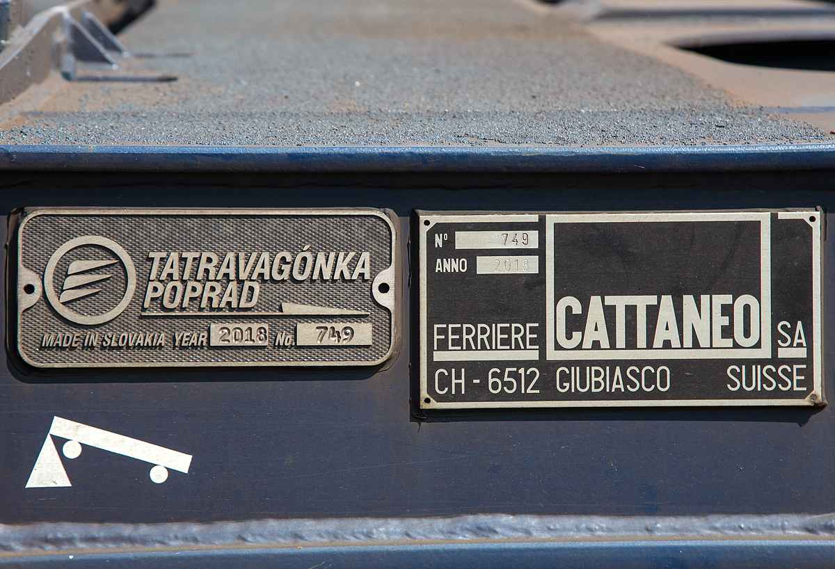 Nochmal im Detail für Olli:
Die Fabrikschilder von dem sechsachsigen Gelenk-Taschenwagen (Doppeltaschenwagen Typ T3000e in Gelenkbauart) der Gattung Sdggmrss, 33 85 4956 876-8 CH-CEMAT, der Mercitalia Intermodal S.p.A., Mailand (ex Cemat S.p.A.) abgestellt am 25.08.2019 in Kreuztal.

Links der Tatravagónka a.s. Poprad (Slowakei), die den Wagen gebaut hat.  Und rechts der Ferriere Cattaneo SA (Giubiasco, Schweiz), wobei von dieser wohl die Entwicklung ist und der Lizenzgeber ist.

