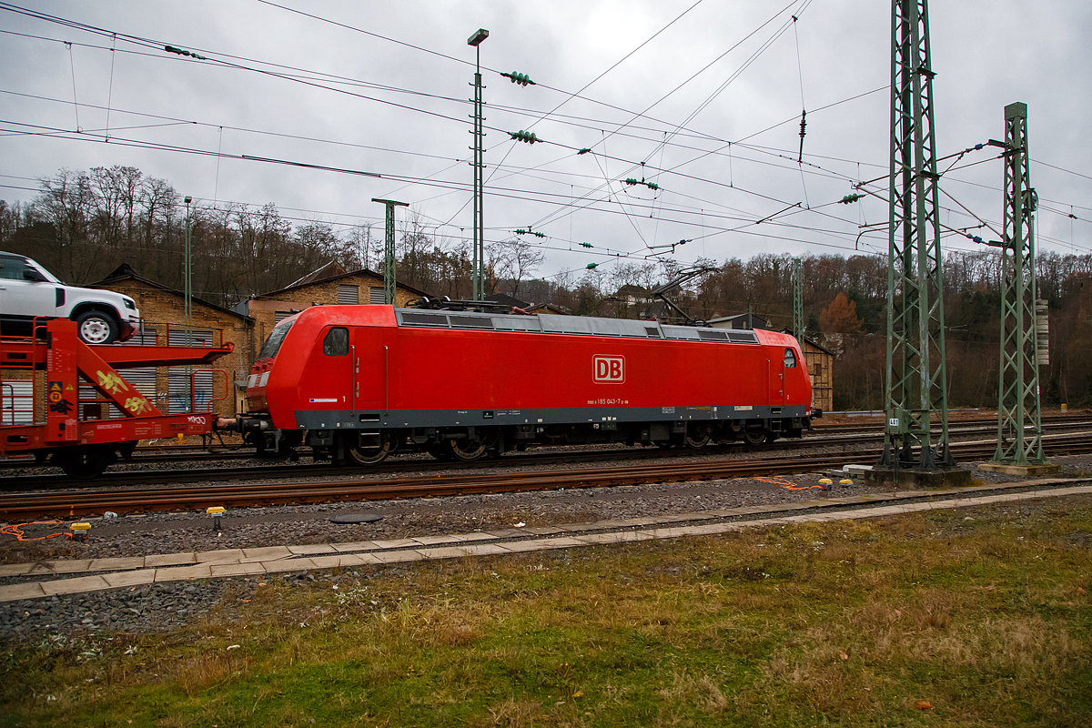 Nochmal von der Seite....
Die 185 043-7(91 80 6185 043-7 D-DB) fährt am 03.12.2021 mit einem Autotransportzug der DB Cargo Logistics GmbH (ex ATG Autotransportlogistic GmbH) durch Betzdorf/Sieg in Richtung Köln.

Die TRAXX F140 AC wurde 2001 von ABB Daimler-Benz Transportation GmbH, (Adtranz) in Kassel unter der Fabriknummer 33442 gebaut. Sie hat die Zulassungen für Deutschland und Österreich