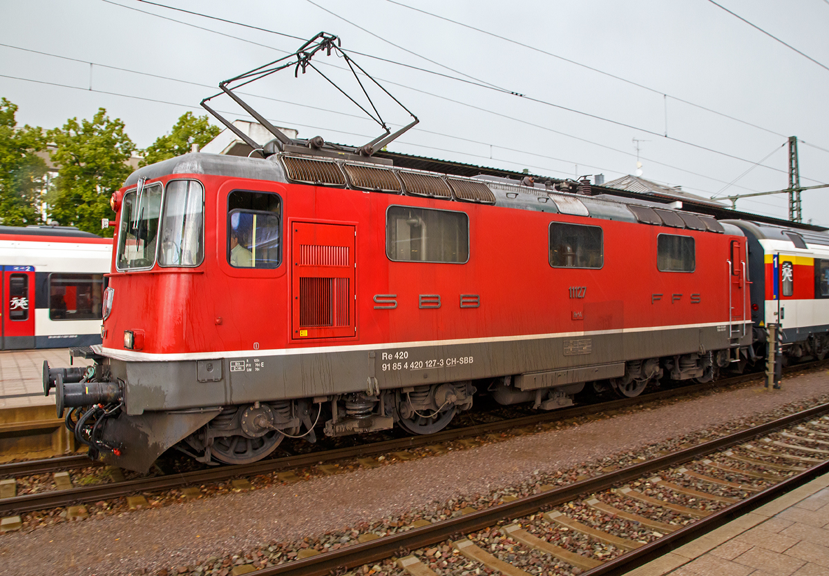 
Nochmal von der Seite....
Nun ist die SBB Re 4/4 II - 11127 bwz. Re 420 127-3 (91 85 4 420 127-3 CH-SBB) am 17.06.2016 im Bahnhof Singen (Hohentwiel) vor den IC 185 (Suttgard Hbf - Singen - Zürich HB). 

Gut zu erkennen ist, dass die Lok nur einen Stromabnehmer hat, wie alle der ersten Serie. Die Lok wurde 1966 von der Schweizerische Lokomotiv- und Maschinenfabrik (SLM) in Winterthur unter der Fabriknummer 4659 gebaut, der elektrische Teil ist von der BBC in Baden (Fabriknummer 7601), teils aber auch von MFO und SAAS.