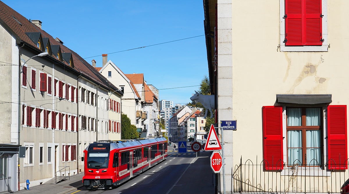 Nochmals ein Blick auf den aus Glovelier kommenden ABe 4/12 675 in der Rue de Manege