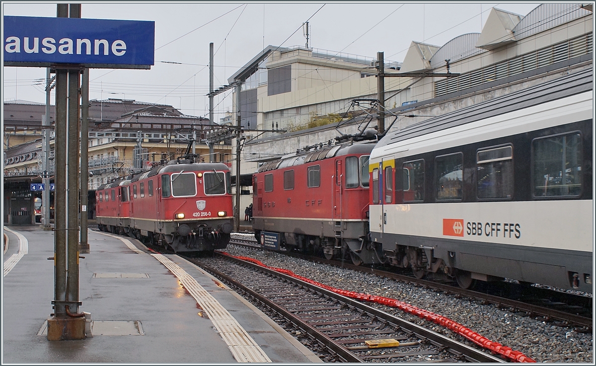 Nochmals: Gleich drei SBB Re 4/4 II in Lausanne auf einem Bild: die Re 4/4 II 1116 ( 91 85 4 420 116-6 CH-SBB) schiebt ihren erst am frühen Abend zum Einsatz kommenden IR nach Neuchâtel auf ein Abstellgeleis und auf Gleis 3 warten die beiden SBB Re 4/4 II 11256 (91 85 4420 256-0 CH-SBBC) und Re 4/4 II 11340 (91 85 4420 340-2 CH-SBBC) auf die Abfahrt in Richtung Palézieux.

8. Dezember 2021