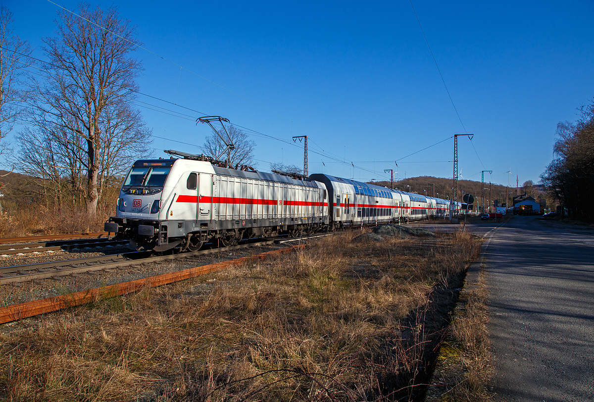 Nochmals eine lieben Gruß an den netten grüßenden Lf zurück....
Hier nun der Nachschuss.

Steuerwagen voraus fährt der IC2 (Garnitur IC 4887) am 07.03.2022, als IC 2321 (Norddeich Mole - Münster  -  Siegen – Frankfurt/Main) durch Rudersdorf (Kr. Siegen) in Richtung Frankfurt.  Schublok war die 147 563 (91 80 6147 563-1 D-DB - IC 4887).

Die TRAXX P160 AC3 wurde 2018 von Bombardier in Kassel gebaut und an die DB Fernverkehr AG geliefert. Sie hat die Zulassungen für Deutschland. Für die Schweiz ist die Zulassung auch vorgesehen, daher hat sie auch vier Stromabnehmer, doch wurde noch keine Zulassung durch die Schweiz vom Hersteller erlangt.