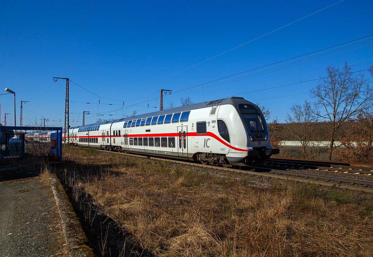 Nochmals eine lieben Gruß an den netten grüßenden Lf zurück....
Mein Standort war ungeschickt gewählt, hatte aber erst auf einen Zug in Gegenrichtung erwartet, so ist der folgende Nachschuss auf diesen Zug das eigentlich bessere Bild.

Steuerwagen voraus fährt der IC2 (Garnitur IC 4887) am 07.03.2022, als IC 2321 (Norddeich Mole - Münster  -  Siegen – Frankfurt/Main) durch Rudersdorf (Kr. Siegen) in Richtung Frankfurt.  Schublok war die 147 563 (91 80 6147 563-1 D-DB - IC 4887).