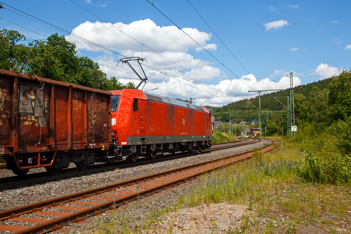 Nochmals im Nachschuss...
Die 185 193-2 (91 80 6185 173-2 D-DB) der DB Cargo AG fhrt am 12.06.2020, mit einem offenen Gterzug (Wagen der Gattung Eanos-x), durch Mudersbach in Richtung Siegen.

Die TRAXX F140 AC1 wurde 2004 von Bombardier in Kassel unter der Fabriknummer 33653 gebaut
